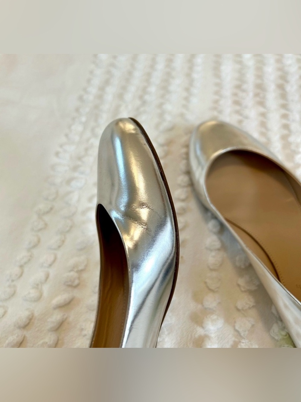 J Crew Women’s Silver Flats with Gold Accent Heel 8 1/2 - Picture 5 of 7